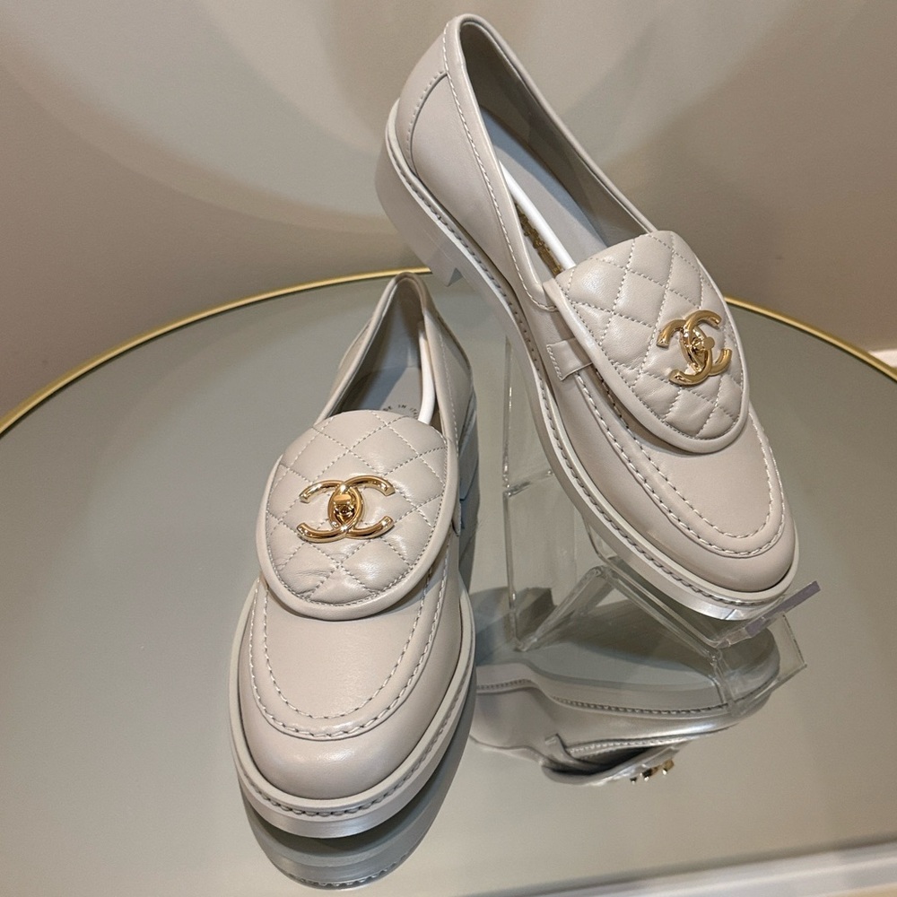 CHANEL 25B Turnlock CC Interlocking Quilted lambkin leather loafers sz 37.5 - Picture 5 of 17